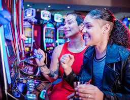 မြန်မာဖုန်းဖြင့် Online Slots ကစားနေသောမြင်ကွင်း